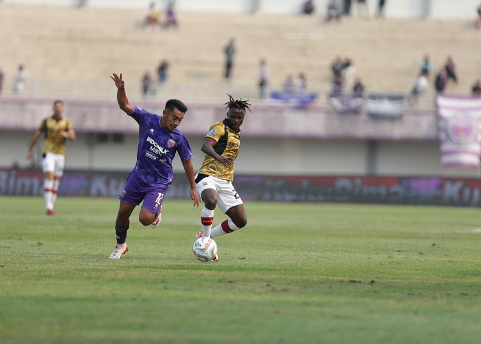 Persis Solo tertinggal 1-2 pada babak pertama saat dijamu Persita Tangerang dalam laga lanjutan Liga 1 di Indomilk Arena, sore ini (22/10).