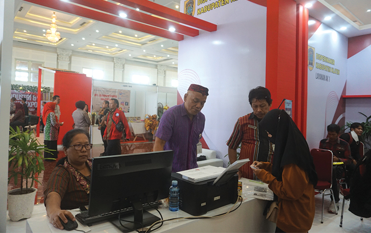 DIFASILITASI: Pembuatan kartu kuning bagi pencari kerja saat job fair di Grha Bung Karno, belum lama ini.