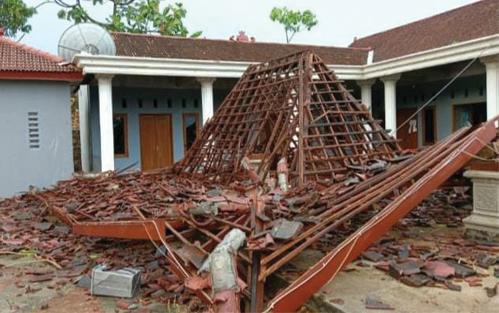 Pendapa Balai Desa Soco  Kecamatan Slogohimo yang ambruk dihantam puting beliung Minggu (22/10).