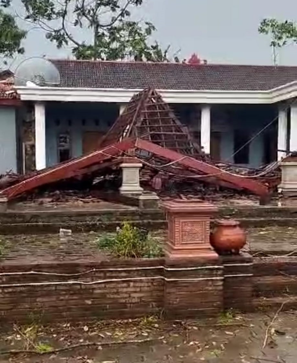 Pendapa Balai Desa Soco Kecamatan Slogohimo ambruk akibat angin kencang Minggu (22/10). q