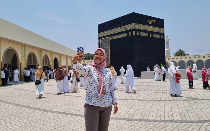 RAMAI DIKUNJUNGI: Pengunjung berswafoto di depan miniatur kabah yang berdiri di atas lahan eks pasar hewan Singkil, Kecamatan Boyolali Kota, kemarin (22/10).