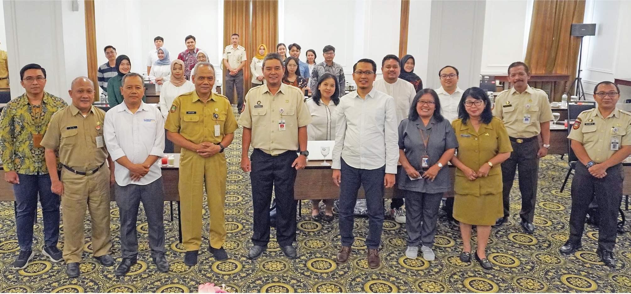 PAPARAN: Kepala Bapenda Kota Surakarta Tulus Widajat (lima dari kiri) menggelar sosialisasi SADAR PAJAK di Swiss-Belinn Saripetojo, Kamis (21/10).