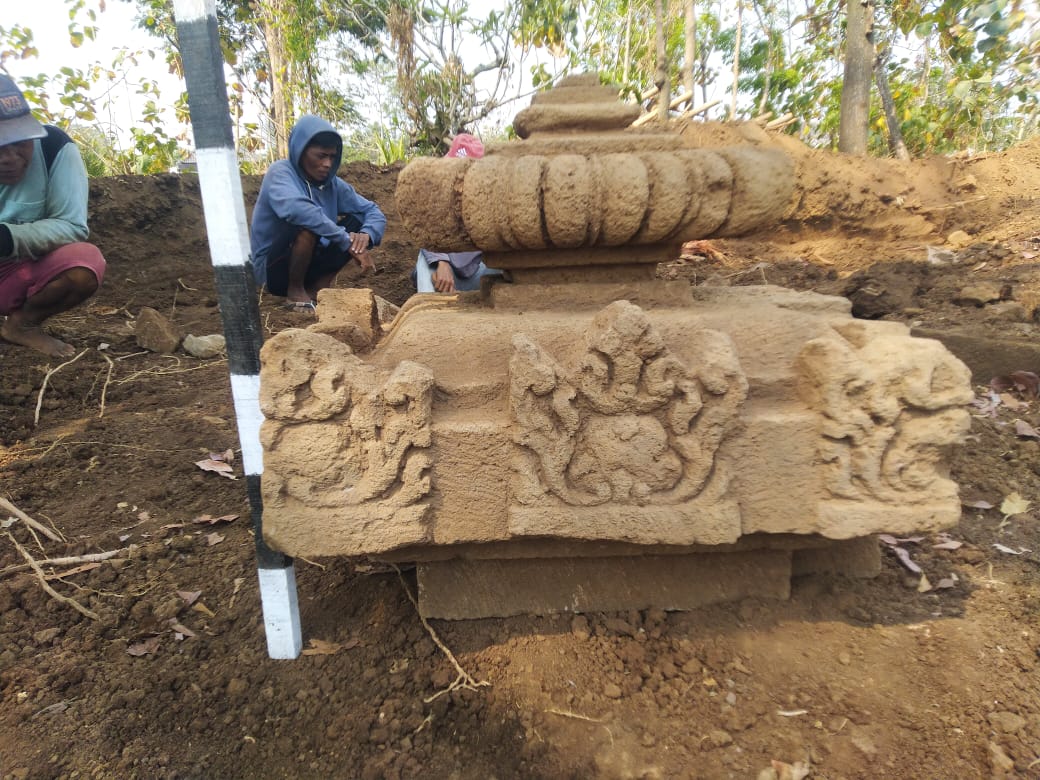 Batu berornamen yang diduga kemuncar atau atap Candi Watugenuk.