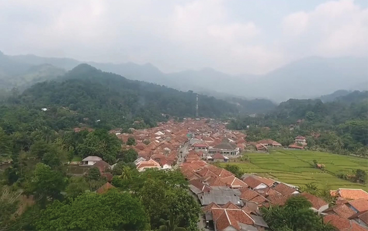 Desa Brilian Mekarbuana yang dikelilingi persawahan luas dan juga mempunyai pertanian kopi dengan produk khas di dalamnya.