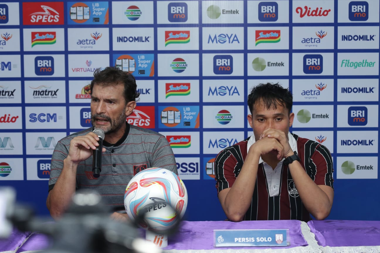 Leonardo Medina saat memberikan keterangan pers usai pertandingan Persita Tangerang vs Persis Solo, kemarin.