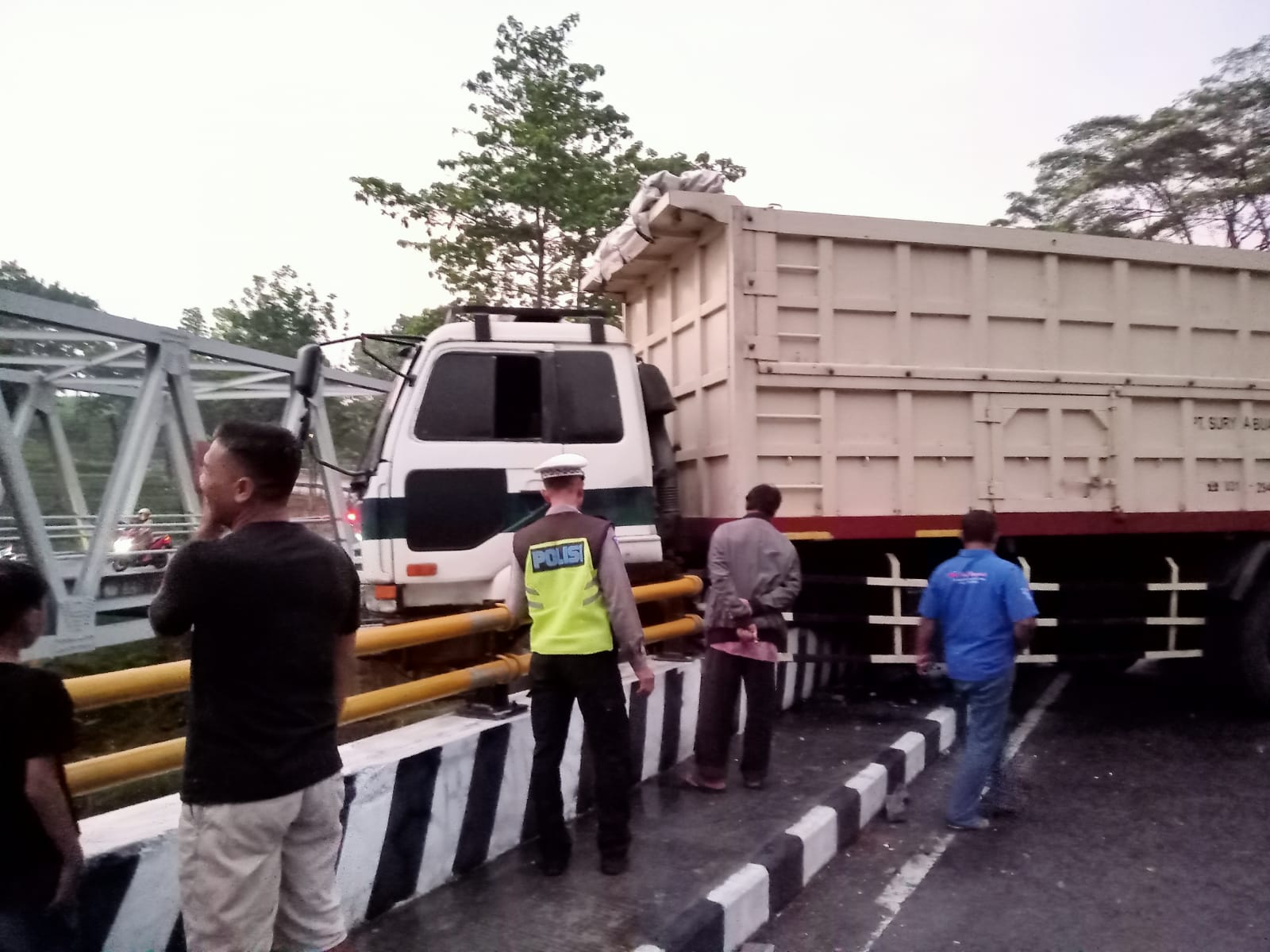 Truk tronton mengalami kecelakaan tunggal di Jembatan Ngipik, Dusun Sambijajar RT 03 RW 05, Desa Sambirejo, Kecamatan Jatisrono,  Wonogiri, Senin (23/10/2023) sore. (Camat Jatisrono untuk Raso)
