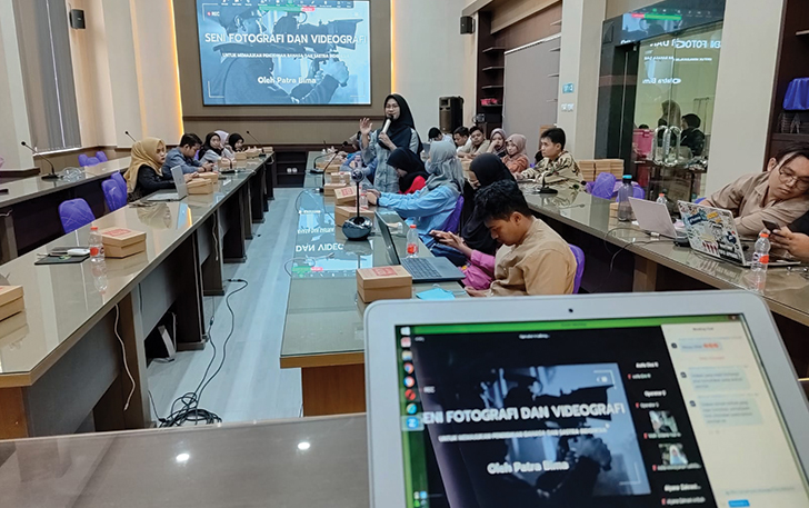 PEMBEKALAN: Pelatihan fotografi dan videografi di kampus UNS, belum lama ini.