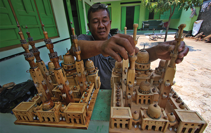 UNIK: Rusbiyanto menunjukkan kerajinan miniatur Masjid Sheikh Zayid dari limbah kayu.