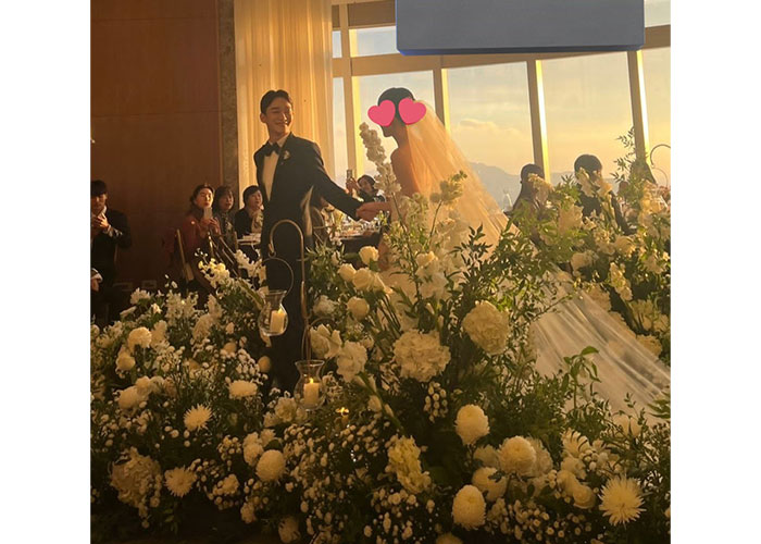 Potret resepsi pernikahan Chen EXO dengan sang istri, Mihee pada Minggu (22/10).