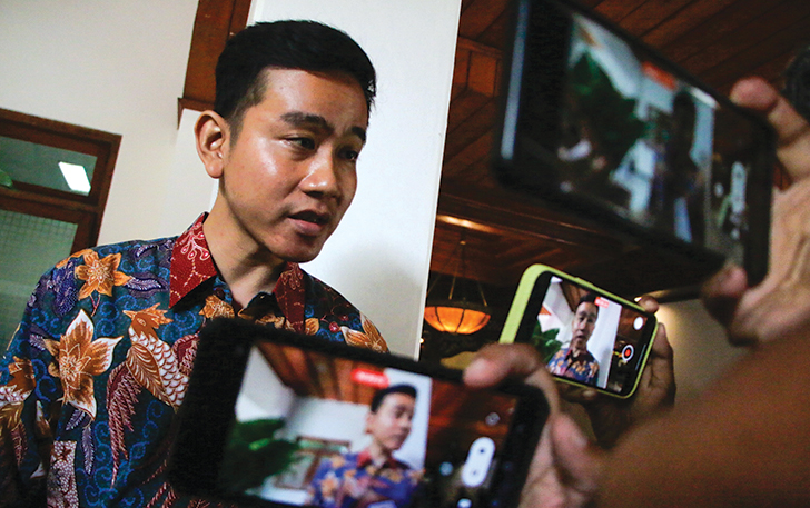 Wali Kota Surakarta Gibran Rakabuming Raka saat memberikan pernyataan kepada awak media di Balai Kota Surakarta, Senin (23/10).