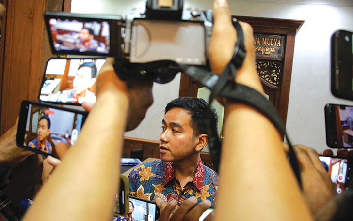 Wali Kota Surakarta Gibran Rakabuming Raka saat memberikan pernyataan kepada awak media di Balai Kota Surakarta, Senin (23/10).