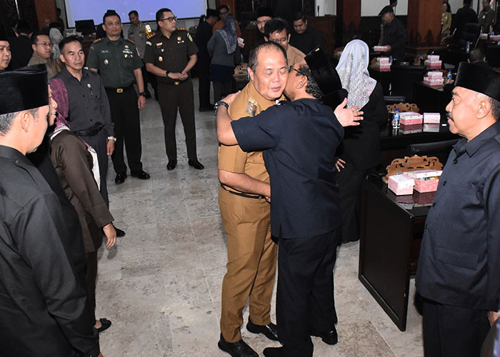 Bupati Karanganyar Juliatmono memeluk anggota legislatif, usai sidang paripurna di gedung DPRD setempat, Senin (23/10).