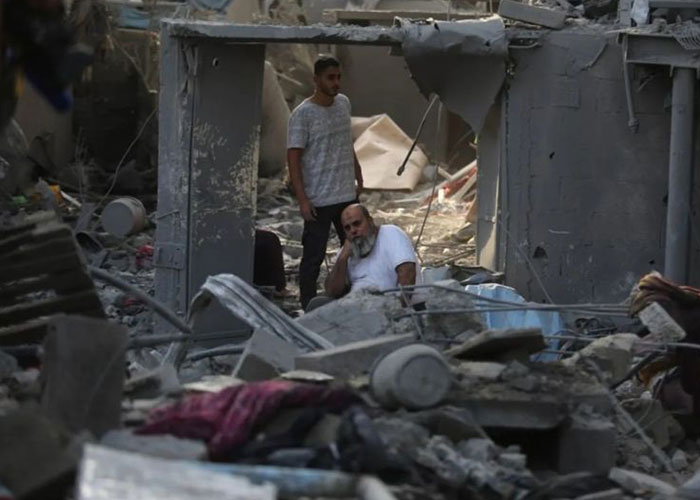 Foto yang menunjukkan sejumlah bangunan hancur pasca serangan udara Israel di Kota Khan Younis, Jalur Gaza selatan.