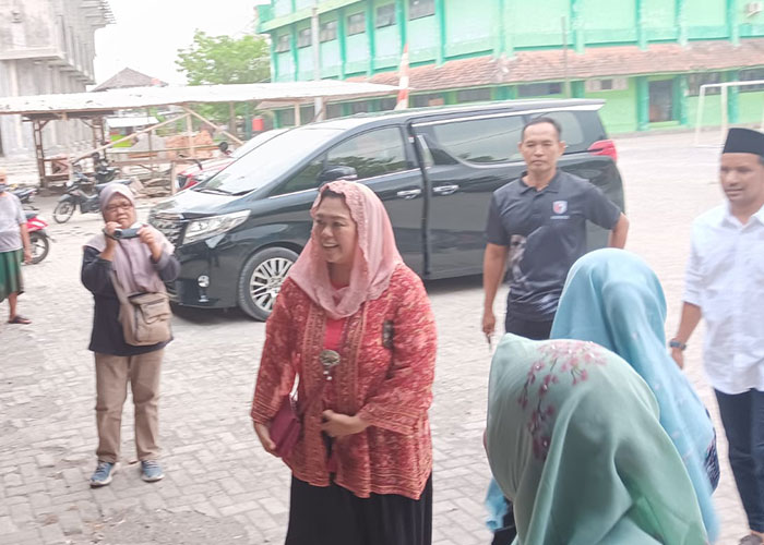 Yenny Wahid saat tiba di Ponpes Al Muttaqien Pancasila Sakti, Sumberejo, Karanganom, Klaten, Senin (23/10) sore.