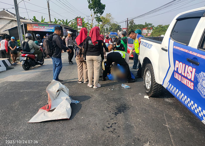 Polisi melakukan evakuasi korban meninggal dalam kecelakaan sepeda motor terlibat kecelakaan di Jalan Sukoharjo-Tawangsari, tepatnya selatan simpang empat Bedingin, Kenep, Sukoharjo, Selasa (24/10).