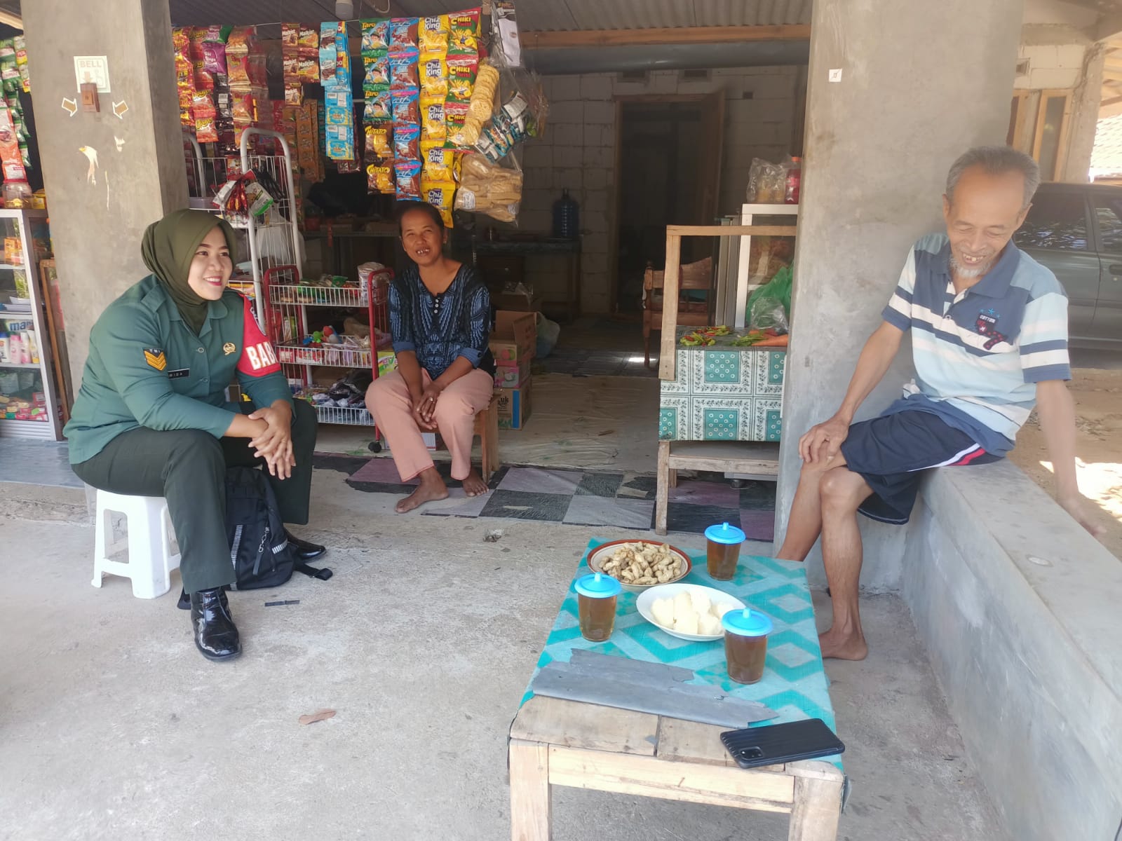 Serka (K) Ratri Widaningrum saat melakukan komsos ke rumah warga di Kelurahan Selopuro, Kecamatan Batuwarno, Senin (23/10/2023).