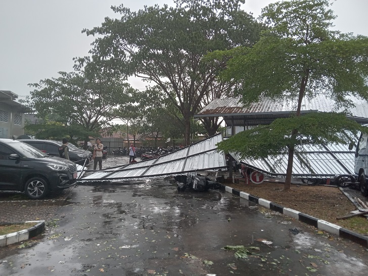 Kanopipada selasar taman parkir lingkungan Setda Sukoharjo terhempas angin puting beliung, Rabu (25/10/2023).