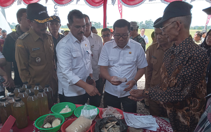 DIALOG: Plt Mentan Arief Prasetyo Adi (tengah) didampingi Wakil Bupati Sukoharjo Agus Santosa (kiri) bersama petani usai panen raya di Desa Karangwuni, Kecamatan Polokarto, kemarin (14/10).