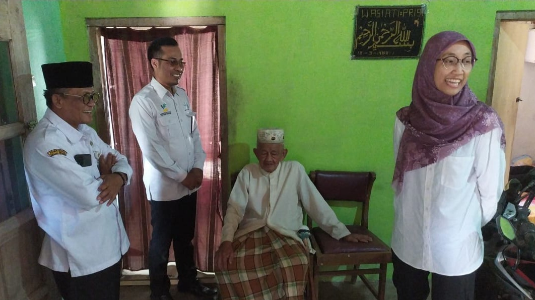 Personel Dinas Sosial Boyolali jenguk warga lanjut usia belum lama ini. DOK.DINSOS BOYOLALI