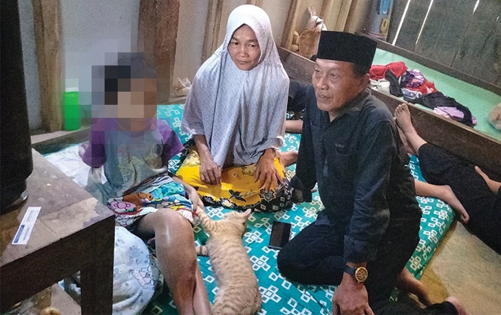 BUTUH BANTUAN: Kondisi Riska Dwi Cahyani yang mengalami kanker tulang.