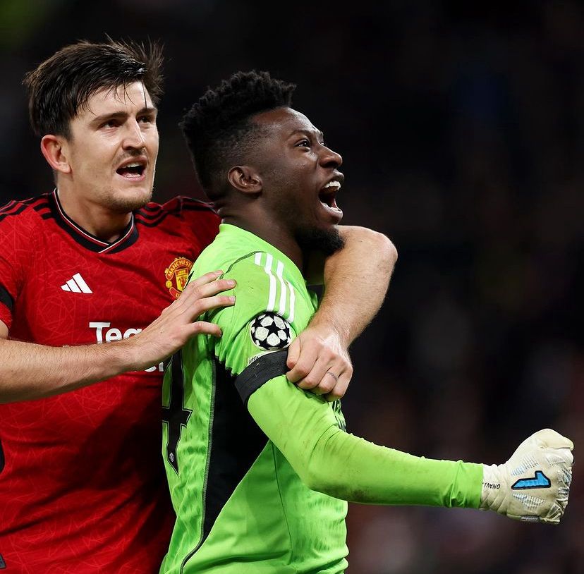 Harry Maguire dan Andre Onana merayakan kemenangan dihadapan publik Old Trafford.