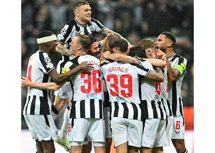 Para pemain Newcastle United merayakan gol.