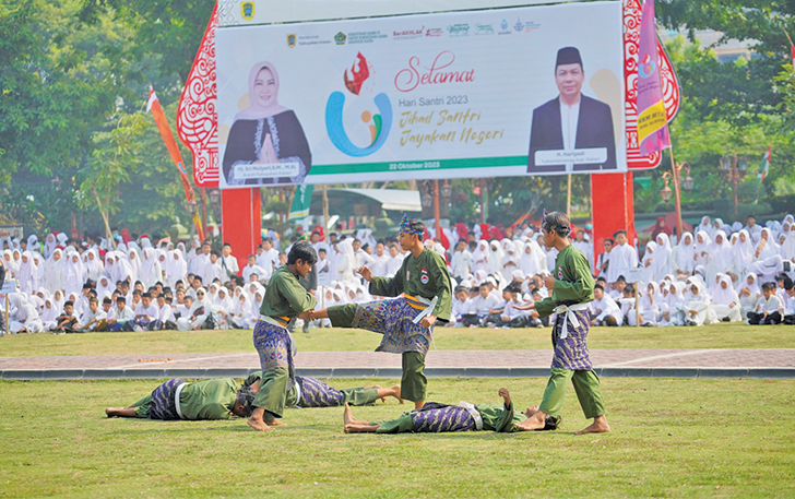 Upacara Hari Santri Nasional (HSN) 2023 yang diikuti ribuan santri di Alun-alun Klaten