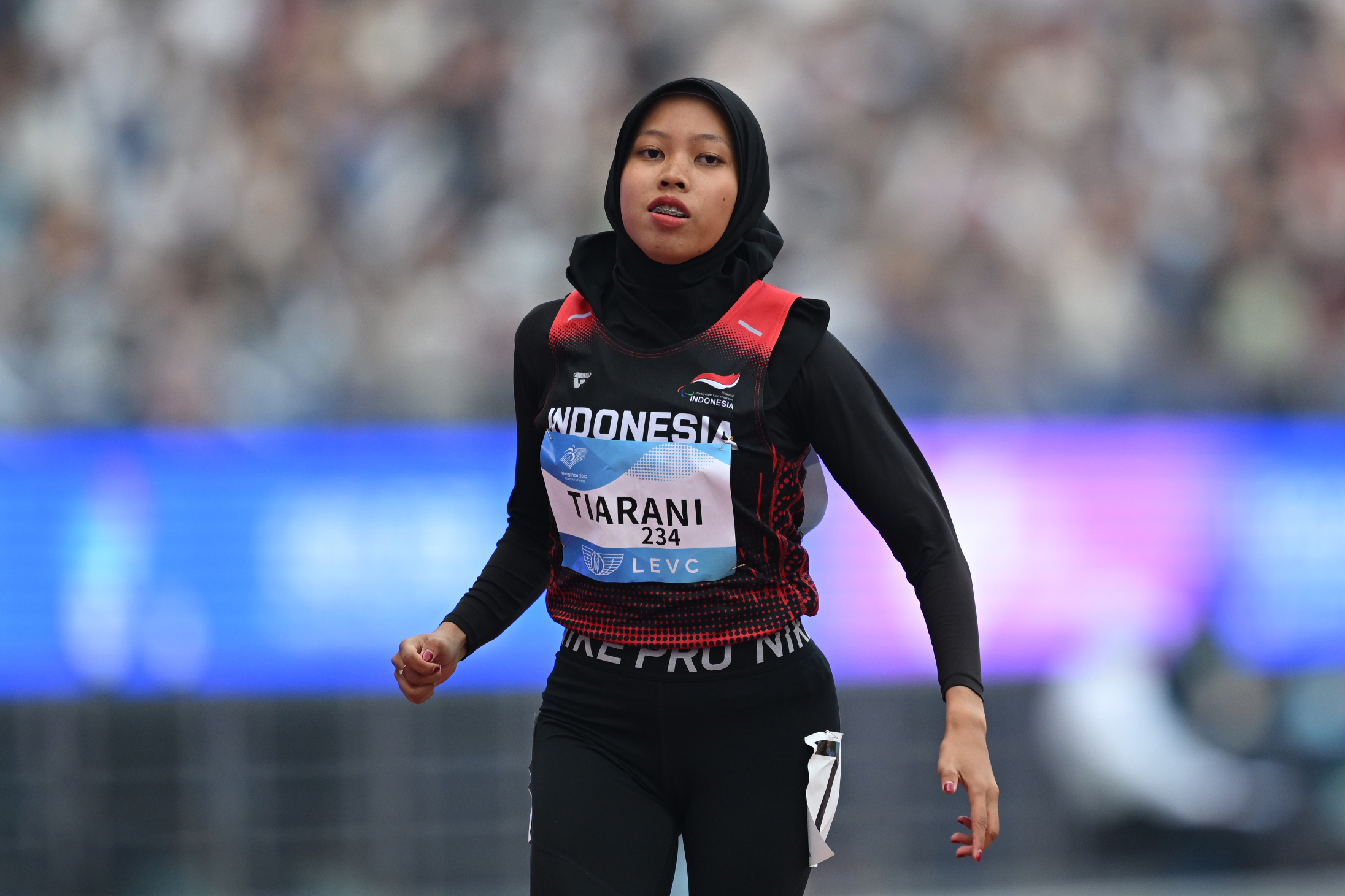 Karisma Evi Tiarani dalam pertandingan nomor 100m T44/64 para atletik Asian Para Games Hangzhou 2022 di Huanglong Sports Center Stadium, Hangzhou, China, Kamis (26/10/2023). Evi berhasil meraih medali perak dengan caatatan waktu 14.37 detik. NPC INDONESIA