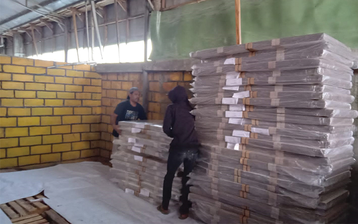 DITATA: Logistik bilik suara tiba di gudang KPU Sukoharjo, kemarin (25/10).