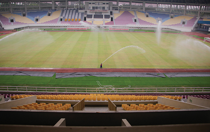 MULAI STERILISASI: Perawatan lapangan utama Stadion Manahan terus dilakukan dengan melakukan penyiraman rutin agar rumput tetap terjaga.