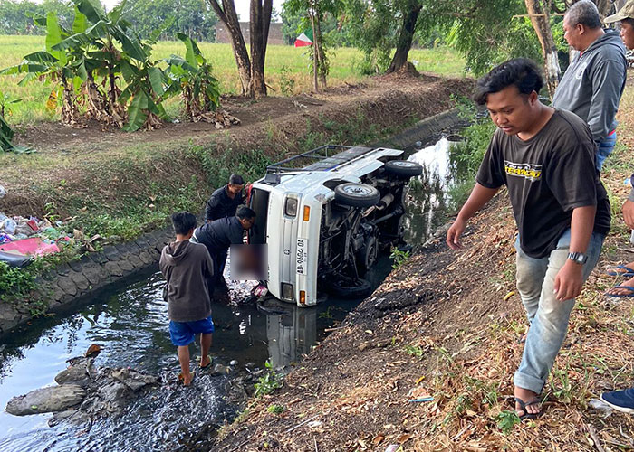 Proses evakuasi sopir pick up yang tercebur di saluran irigasi dekat RSDU Ir Soekarno Sukoharjo, Kamis (26/10)