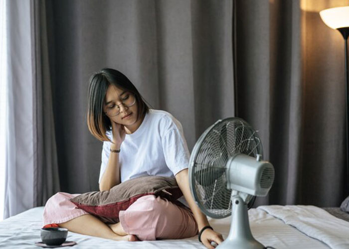 Ilustrasi tidur pakai kipas angin.