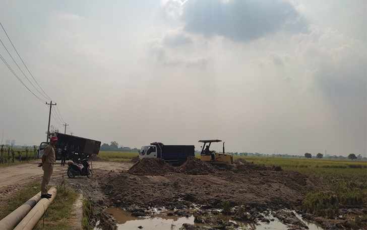 Proses pengurukan bakal lapangan sepak bola Desa Karangwuni, Kecamatan Polokarto belum lama ini.
