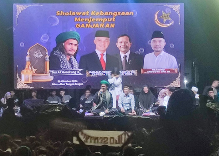 Gus Ali Gondrong memimpin jamaah sholawat di Alun-Alun Sentana Desa Katelan, Kecamatan Tangen, Kamis (26/10) malam.