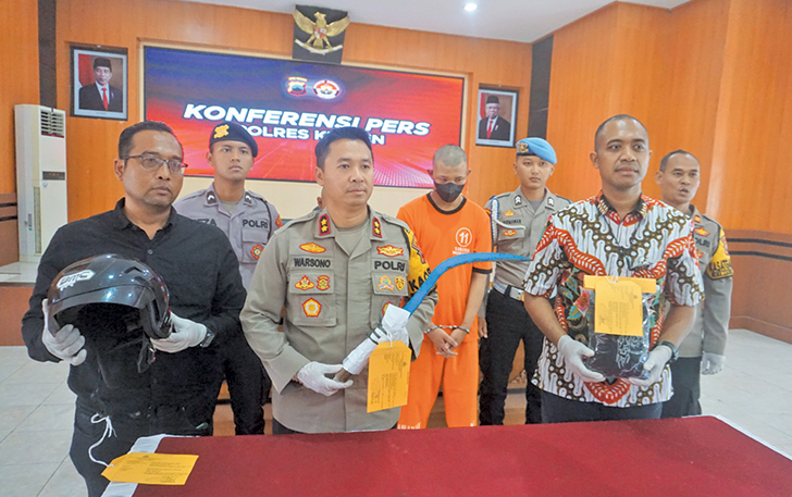 GERAK CEPAT: Kapolres Klaten AKBP Warsono menunjukkan barang bukti sebilah celurit dalam kasus pembacokan di Klaten Selatan. Inset, pelaku digirng petugas.