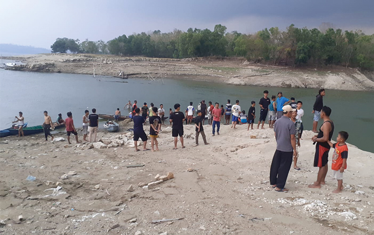 TRAGIS: Warga melihat proses pencarian gadis yang tenggelam di Waduk Kedung Ombo (WKO), Gilirejo Baru, Kecamatan Miri, Selasa (24/10) sore.