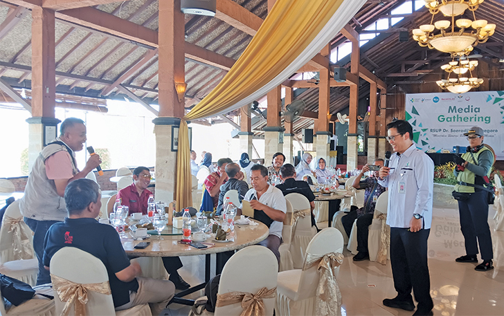 SILATURAHMI: Direktur Medik dan Keperawatan RSUP dr. Soeradji Tirtonegoro Klaten, Widodo Wirawan diskusi dengan awak media.