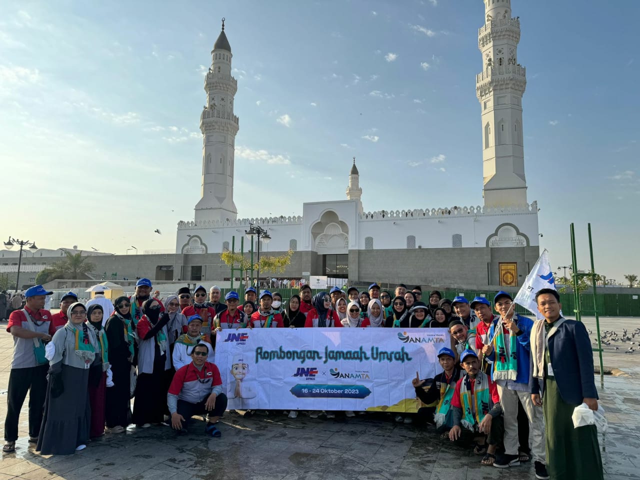 JNE berangkatkan umroh ratusan karyawan ke Tanah Suci.