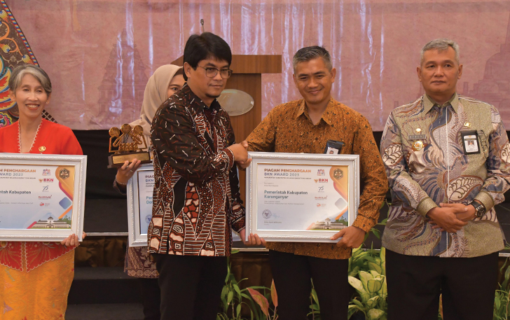 SIMBOLIS: Penyerahan penghargaan dari BKN untuk Bupati Juliyatmono yang diwakili Sekda Timotius Suryadi, kemarin (26/10).