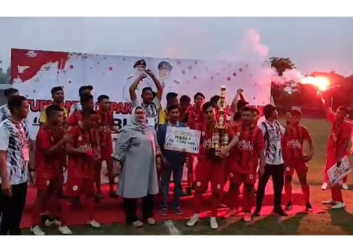 Bupati Sragen Kusdinar Untung Yuni Sukowati bersama tim dari Gemolong yang juarai Bupati Cup 2023.