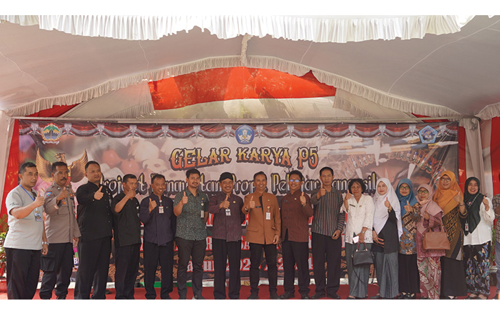 Para pimpinan dan guru SMKN 1 Sawit berfoto bersama para tamu undangan dalam acara job fair yang digelar di di aula sekolah setempat, 26-27 Oktober.