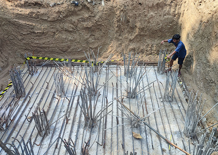 Fondasi jembatan gantung penghubung Desa Wonotolo dan Bumiaji di Kecamatan Gondang.
