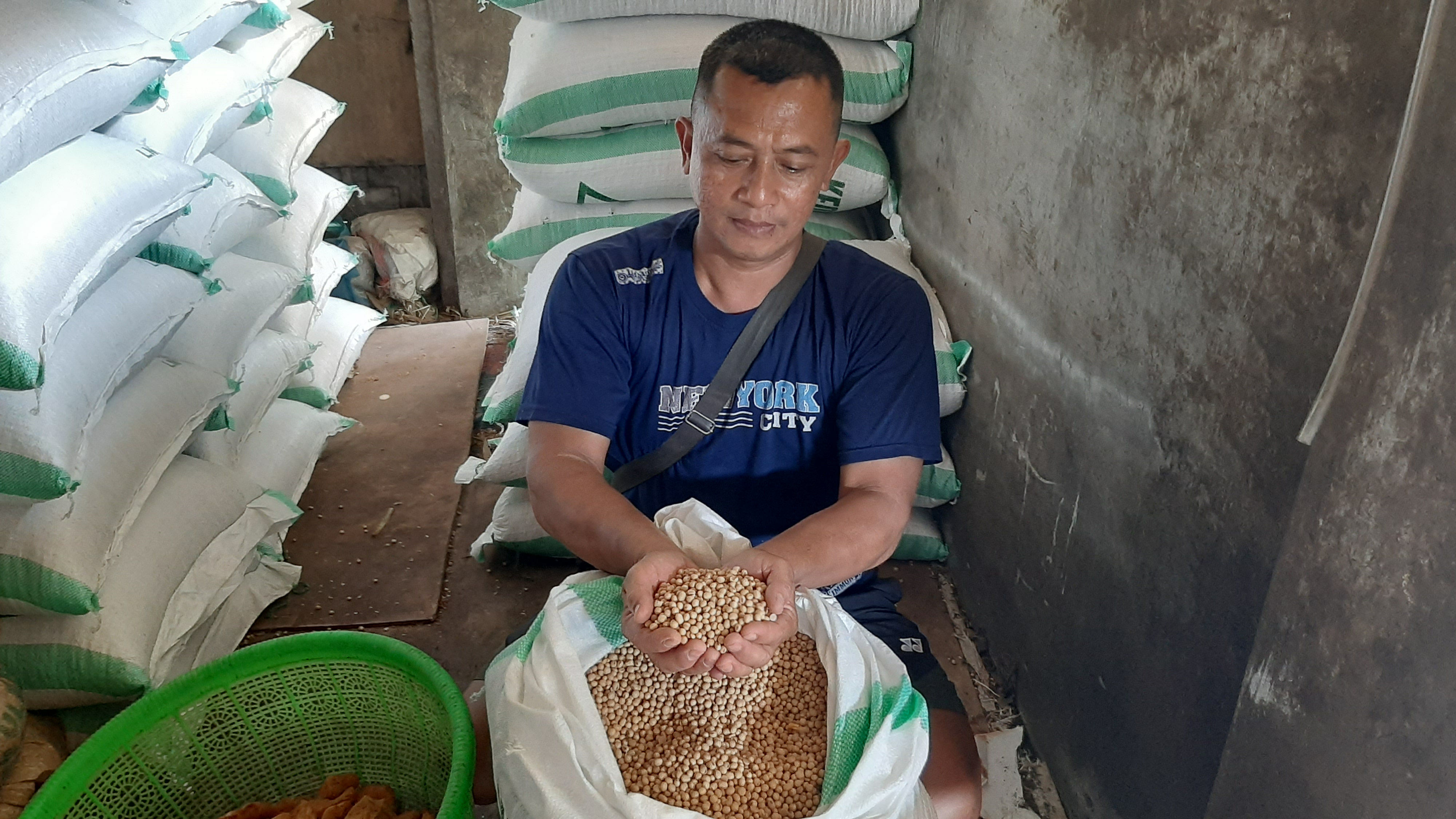 Perajin tahu di Banyudono memperlihatkan stok kedelai yang saat ini harganya melonjak. RAGIL LISTIYO/RADAR SOLO