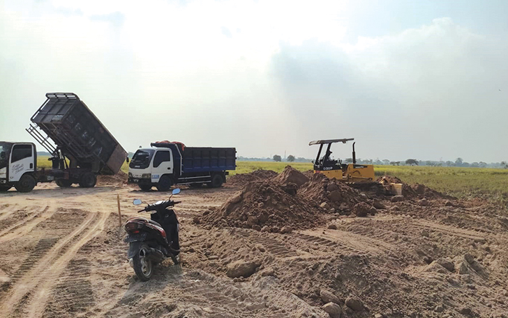 PICU POLEMIK: Pengurukan lahan calon lapangan Desa Karangwuni, Kecamatan Polokarto, belum lama ini.