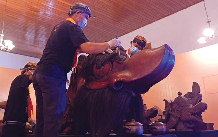 HATI-HATI: Abdi Dalem Keraton Solo bersama pengelola museum menggelar doa bersama dan membersihkan Canthik Rajamala pada rangkaian Festival Rajamala di Museum Radya Pustaka (24/10).