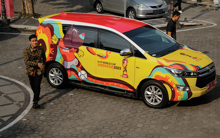 BRANDING: Wali kota keluar dari mobil dinasnya berstiker Piala Dunia U-17 sebelum mengikuti sidang paripurna DPRD, Selasa lalu (24/10)