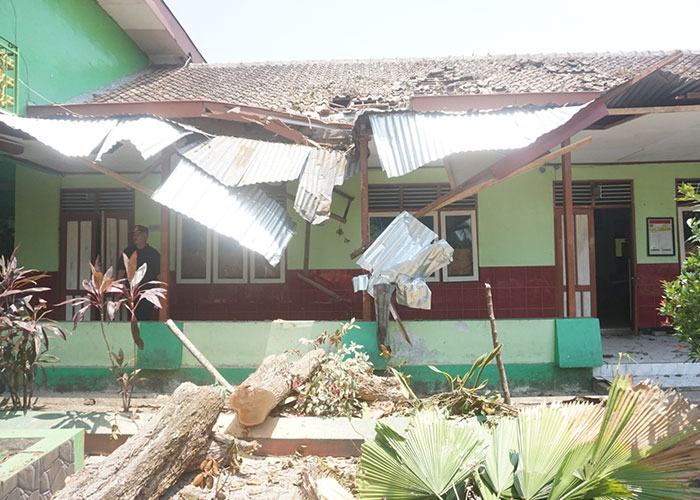 Kondisi gudang SDN 3 Wadunggetas yang rusak bagian atapnya usai kena imbas hujan deras disertai angin puting beliung, Kamis (26/10).