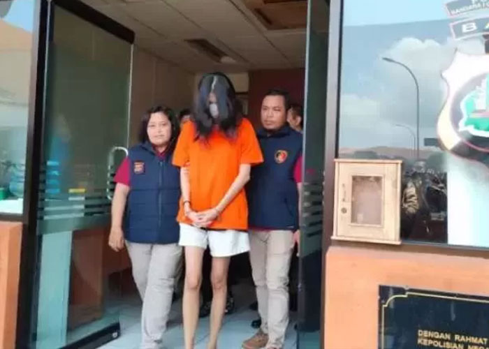 Selebgram asal Semarang Zhafira Devi ditangkap polisi atas kasus pembunuhan dan pembuangan  bayinya di Bandara Ngurah Rai, Bali.