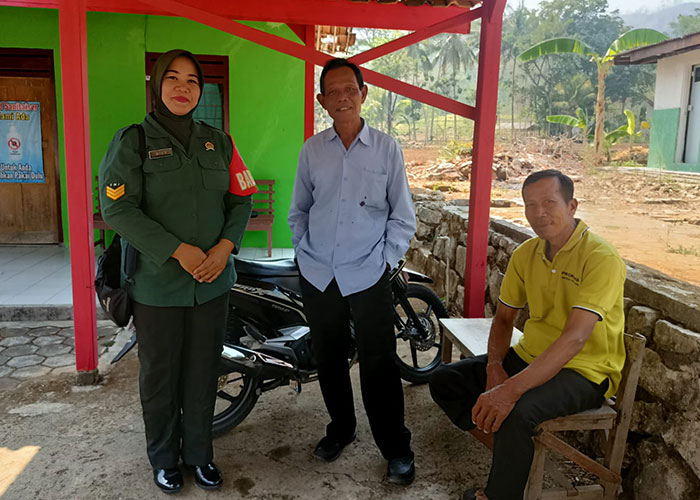 Serka (K) Ratri Widaningrum saat betugas sebagai babinsa di Selopuro, Batuwarno.