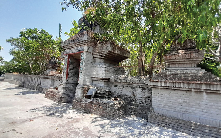 KERAMAT: Makam Ki Djayeng Kusumo di kompleks TPU Pracimaloyo, Desa Makamhaji, Kecamatan Kartasura, Sukoharjo. Foto bawah, penampakan gerbang makam.